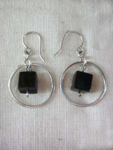 Circle earrings with 950 silver and onyx stone